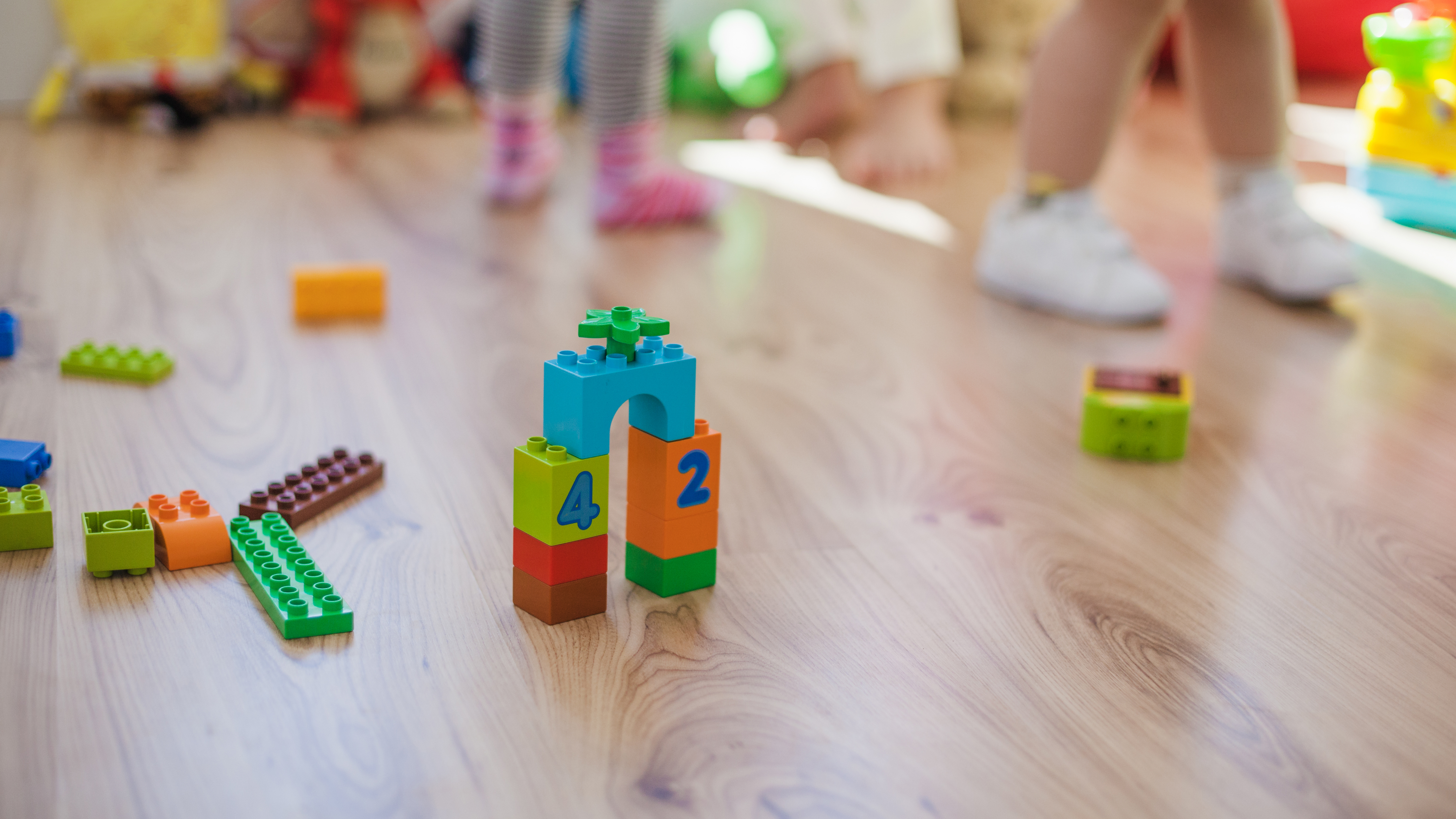 Jouets et jeux de construction à la crèche
